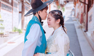 Sao Việt 5/8: Thiện Nhân đăng loạt ảnh ngọt ngào bên người tình đồng giới 