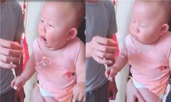 Em bé phùng miệng thổi mãi không tắt nến