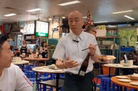 Bẽ mặt khi trổ tài mở nắp chai