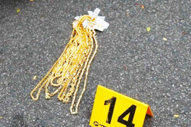 Cán bộ trại giam vác súng AK cướp vàng: Chủ tiệm báo mất số vàng trị giá 1,2 tỷ