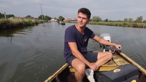 Video: Độc đáo bưu tá đưa thư bằng thuyền ở Pháp