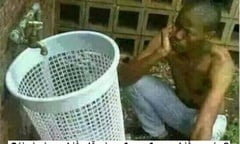 Cái gì càng nhiều lỗ càng đựng được nhiều nước?