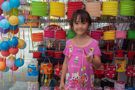 Ảnh: Phố lồng đèn ở TP.HCM 'bung hàng' sớm đón Trung thu