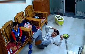 Trai đoảng ngã chổng vó khi lau nhà