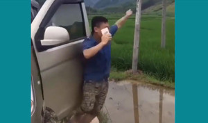 Ngã xuống ruộng vì mải nghe điện thoại