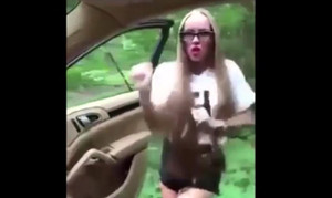 Người đẹp đập mặt vào xe, ngã ngửa vì mải sống ảo