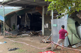 Xe tải tông sập nhà dân, 2 người bị thương nặng