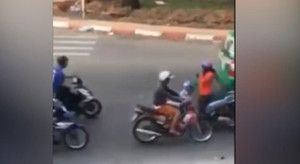 Quý bà vô duyên nhất quả đất, dừng xe giữa đường 'buôn' điện thoại