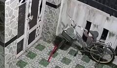 Tên trộm khốn đốn khi ăn cắp yên xe đạp