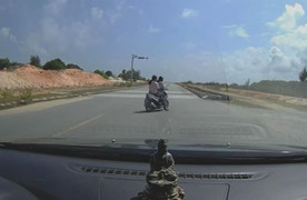 Xe máy 'dương đông kích tây' khiến tài xế ô tô khốn khổ