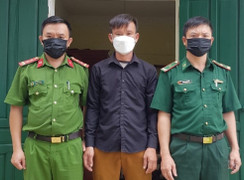 Người bố ở Hà Tĩnh trói tay, treo con gái lên trần nhà ra trình diện