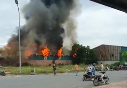 Video: Cháy lớn tại khu công nghiệp làng nghề ở Hà Tĩnh