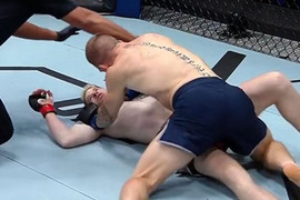 Video: Tung 3 cú đấm cực mạnh, võ sĩ 'lội ngược dòng' ngoạn mục