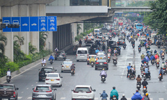 Hà Nội: Giao thông hỗn loạn ngày đầu thí điểm phân làn trên đường Nguyễn Trãi