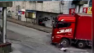 Video: Va chạm với xe tải, người phụ nữ suýt bị cuốn vào gầm