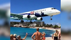 Video: Máy bay hạ cánh sát đầu hàng trăm du khách ở bãi biển