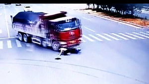 Video: Nam thanh niên 2 lần thoát chết trong vài giây