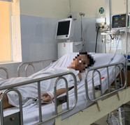 8 sinh viên uống rượu không rõ nguồn gốc, 2 người tử vong, 6 người nhập viện