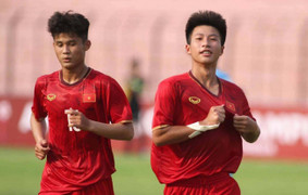 Trưởng đoàn Hoàng Anh Tuấn bày kế giúp U16 Việt Nam đối phó CĐV Indonesia