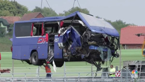 Hiện trường ô tô lao khỏi đường cao tốc ở Croatia, 12 người chết