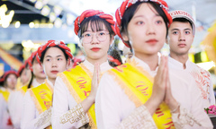 Ảnh: Hàng nghìn Phật tử thả đèn hoa đăng mùa Vu Lan báo hiếu