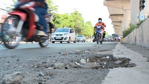 Video: Đường dưới chân dự án Nhổn - ga Hà Nội hư hỏng, dân Thủ đô vừa đi vừa lo