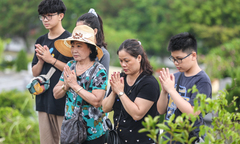 Ảnh: Người dân Thủ đô đi viếng mộ ngày Vu Lan báo hiếu