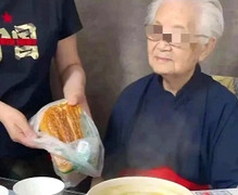 Bà cụ 94 tuổi bị con gái biến thành công cụ livestream kiếm tiền 