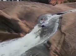 Video: Nhóm du khách liều lĩnh chơi trò mạo hiểm trên thác nước