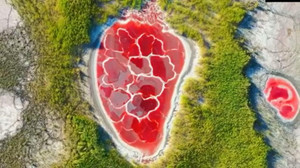 Kinh ngạc hồ nước đỏ thẫm mang hình dáng hệt như một quả tim 