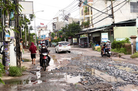 Bình Dương: Tuyến đường ‘đau khổ’ đầy ổ voi, người đi đường té xe như cơm bữa