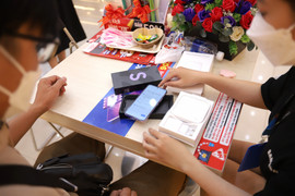 Phiên bản đặc biệt Galaxy S22 Tím Bora tới tay người Việt