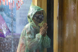 Ảnh: Người Hà Nội đội mưa dự lễ Vu lan ở chùa Phúc Khánh