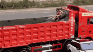 Video: Hai thanh niên lướt sóng trong thùng xe tải ở Trung Quốc