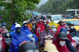 Ảnh: Hà Nội mưa lớn, người dân chật vật đi làm trong cảnh ùn tắc