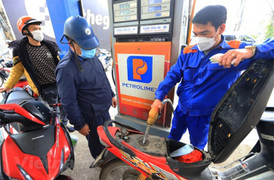 Giá xăng giảm gần 1.000 đồng/lít