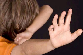 Ở với bảo mẫu, bé 3 tuổi tử vong, trên người đầy thương tích