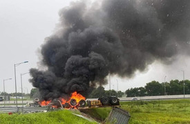 Xe container cháy ngùn ngụt dưới trời mưa lớn trên cao tốc Hà Nội - Hải Phòng