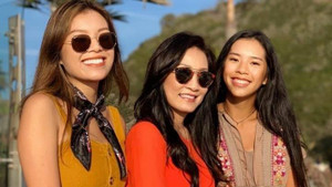 Nghệ sĩ Hồng Đào khoe nhan sắc trẻ trung ở tuổi 59 cùng hai con gái