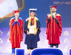 Nữ thủ khoa ở tuổi 40 và hành trình theo đuổi đam mê