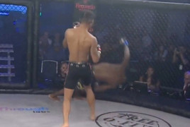 Video: Trúng đòn knock out giữa mặt, tay đấm Mỹ quay như chong chóng