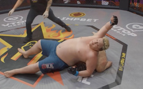 Video: Võ sĩ tí hon nằm bẹp dưới đối thủ bụng bia nặng gấp 3 lần