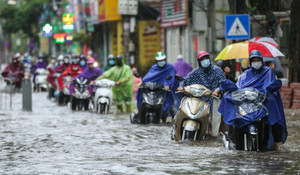 Ảnh: Hàng loạt xe chết máy khi cố gắng vượt biển nước ở Hà Nội