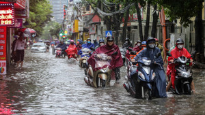 Video: Phố Hà Nội chìm trong biển nước, giao thông hỗn loạn