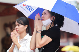 Ảnh: Người Hà Nội đội mưa đi lễ Rằm tháng Bảy ở Phủ Tây Hồ