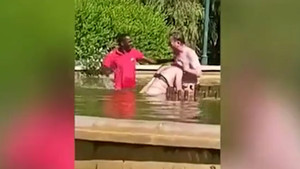 Video: Túm tóc dìm cô gái xuống nước, gã đàn ông bị 2 thanh niên 'xử lý'