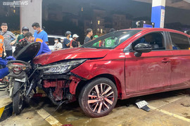 Hà Nội: Ô tô lao vào cây xăng khiến nhiều người bị thương
