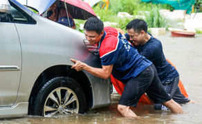 Ô tô ngập nước nằm la liệt trong khu chung cư Hà Nội, chủ xe hì hục giải cứu