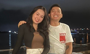 Sao Việt 14/8: Hoài Lâm xuất hiện tỉnh táo, cười rạng rỡ bên bạn gái