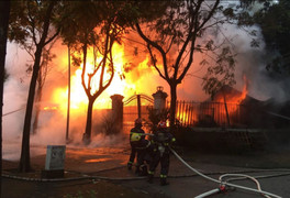 Hiện trường vụ cháy biệt thự ở khu đô thị Pháp Vân, khói lửa cuồn cuộn bốc cao